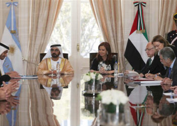 Mohammed bin Rashid lays wreath at General Jose de San Martin Memorial