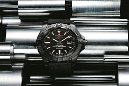 Breitling press release: Avenger Blackbird – Power in Action