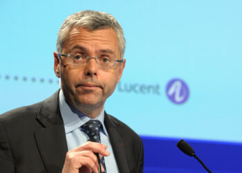 Alcatel-Lucent CEO steps down ahead of Nokia deal