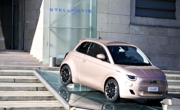 Carmaker Stellantis shares jump in Milan, Paris on first day