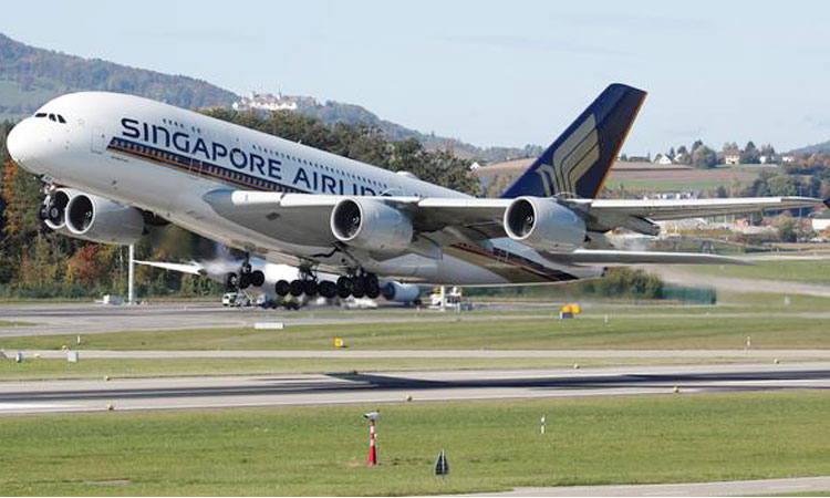 Singapore Airlines begins flights with fully vaccinated crew