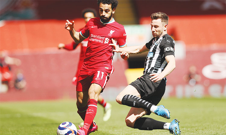 Chelsea tighten grip on top four as Magpies hold Reds