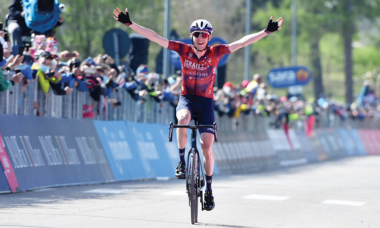 Martin dominates 17th stage, Bernal retains Giro lead despite struggles