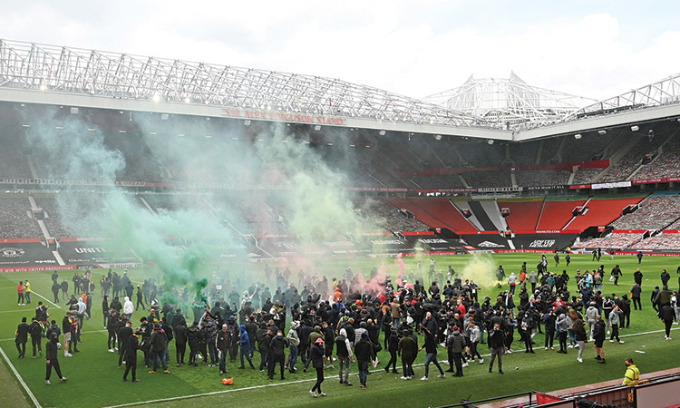 United-Liverpool clash off after protesters storm Old Trafford, Arsenal blank Newcastle