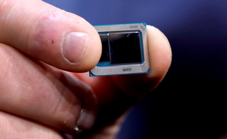 Intel to build Qualcomm chips, aims to catch foundry rivals by 2025