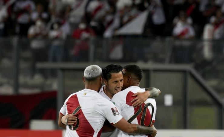 Peru beats Paraguay, qualifies for World Cup playoffs