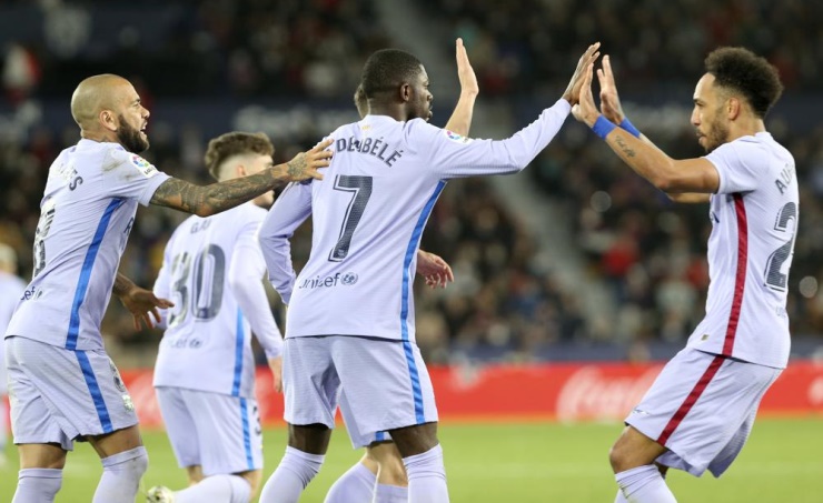 Barcelona survives 3 penalties, moves back into 2nd place