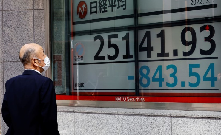 Asian stocks stumble, dollar at pandemic high on global growth fears