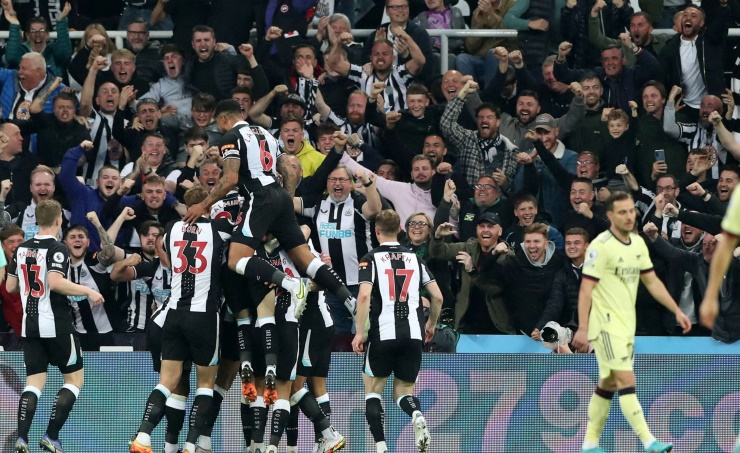 Arsenal falter in Champions League race with defeat by Newcastle