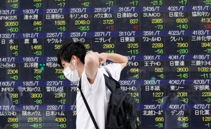 Asia stocks up but investors worry about rate hikes