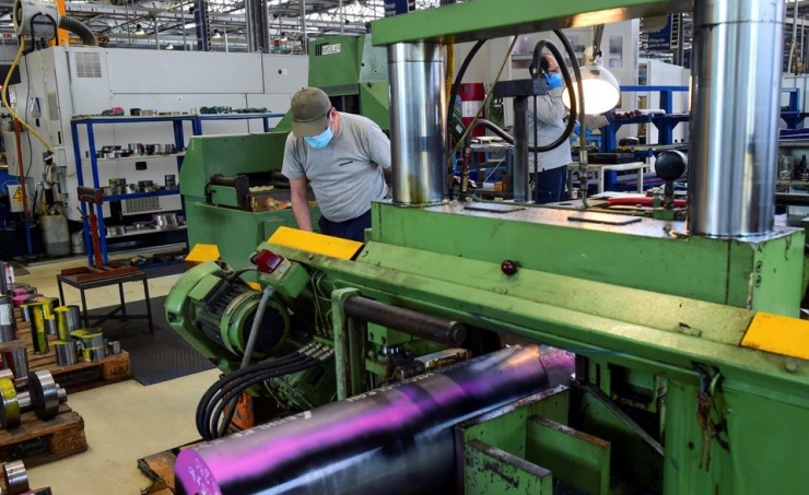 Italian industry output jump allays recession fears