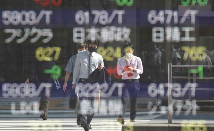 Asia shares struggle, oil falls as recession fears linger