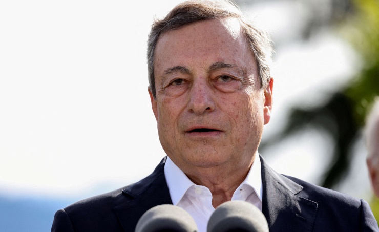 Italians ask Draghi to overcome political crisis, stay in office