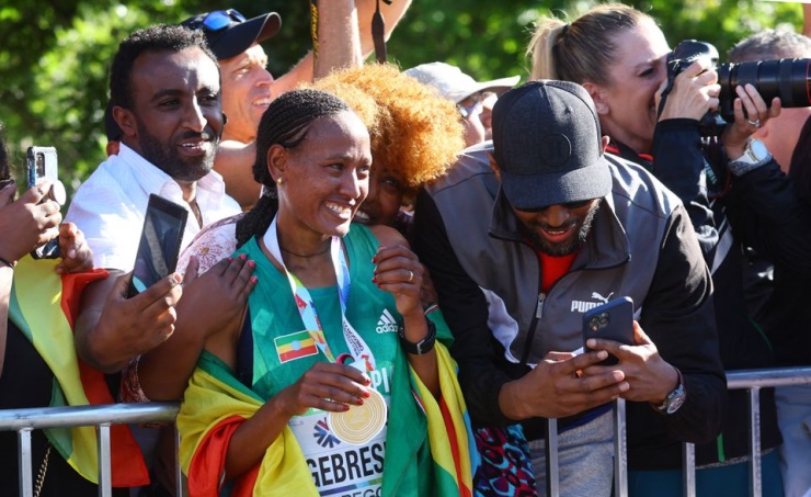 Gebreslase wins world marathon title in championship-record time