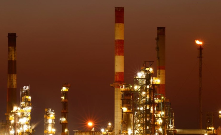 Oil prices slip as recession fears rumble on, tight supply stems losses