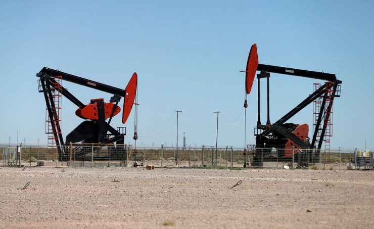 Oil slumps on fears over economic slowdown, stronger dollar