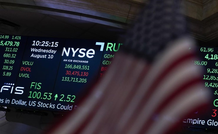 US stocks slip, hold the S&P 500 in the red for the week