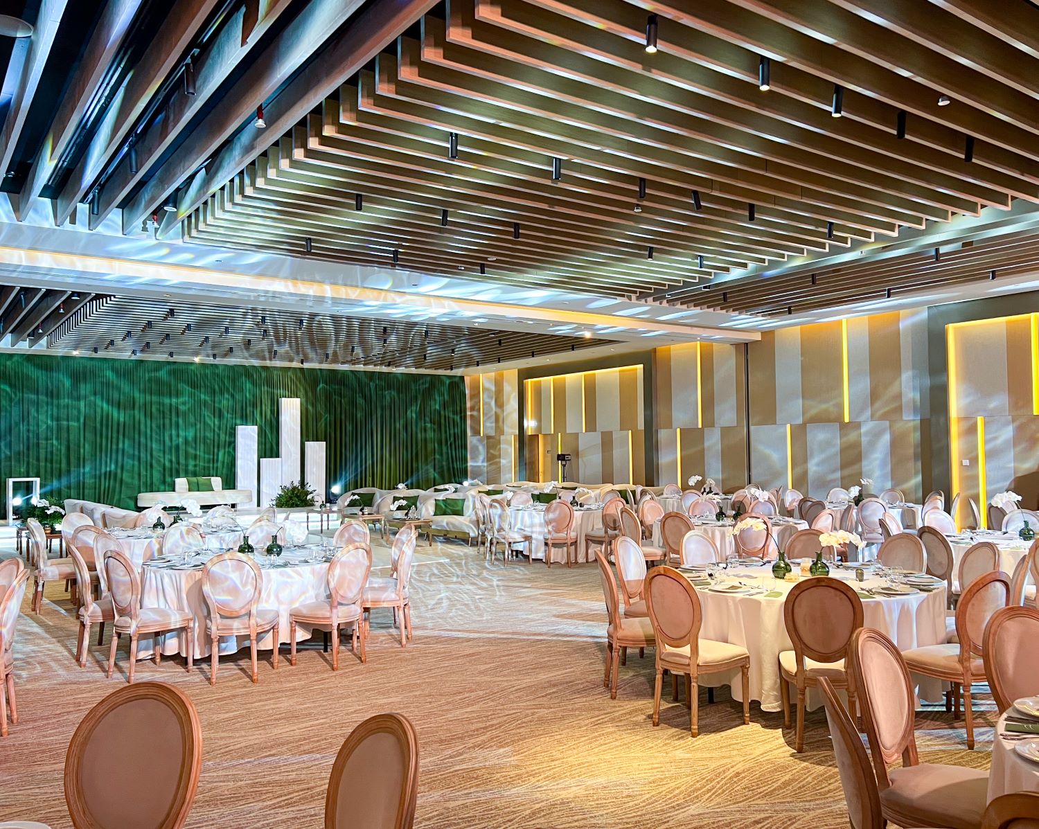 “Wedding on Us” at Holiday Inn & Suites Dubai Science Park: Crafting Unforgettable Moments with Cozy Elegance for Your Special Day