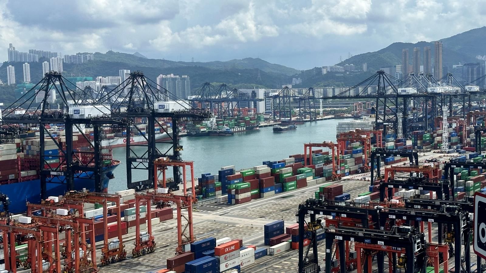 Hong Kong exports volume up 7.4% in December